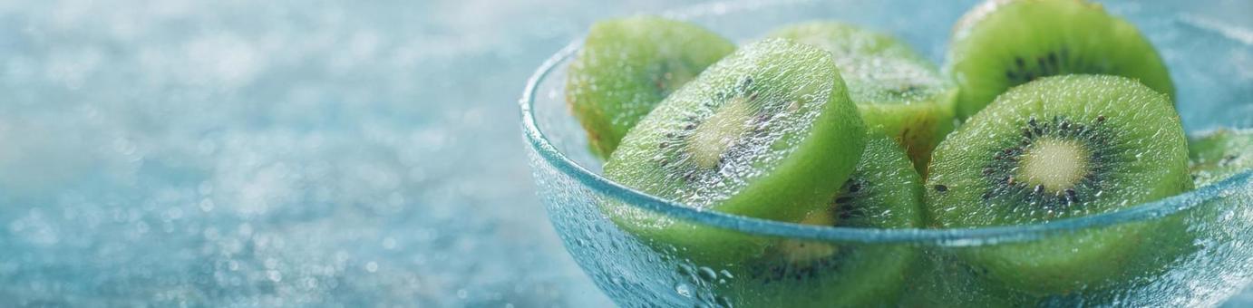 ガラスボウルとキウイのヘッダー_2の写真