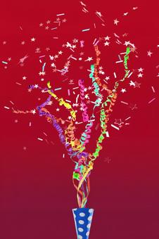 飛び散ったパーティークラッカー1 パーティークラッカー,パーティー,スタジオ撮影の写真素材