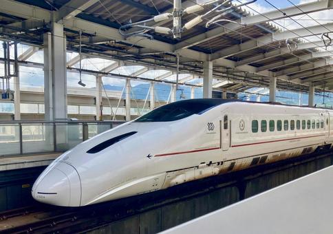 800系新幹線つばめ、駅のホームに停車 800系新幹線つばめ、駅のホームに停車 つばめ,800系,新幹線の写真素材