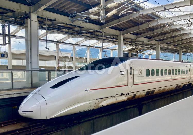 800系新幹線つばめ、駅のホームに停車 つばめ,800系,新幹線の写真素材