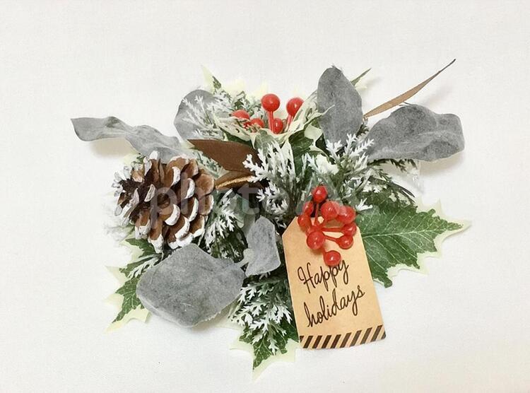 クリスマス飾り　松ぼっくり　赤い実　葉っぱ　Xmas 松ぼっくり,赤い実,クリスマス飾りの写真素材