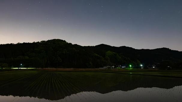 水田に映る山と星の夜景 水田に映る山と星の夜景の写真