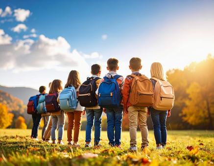 秋の遠足に出発する小学生たちの写真