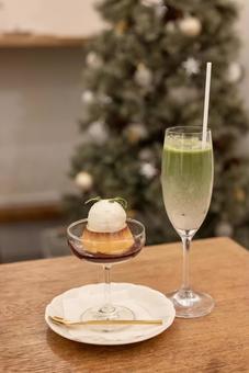 クリスマスツリーと楽しむ抹茶ラテ&プリン クリスマスツリーと楽しむ抹茶ラテ&プリン プリン,抹茶ラテ,アイスの写真素材