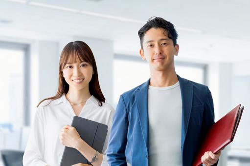 男女2人のビジネスチームワークイメージ 男女2人のビジネスチームワークイメージ 男性,女性,男女の写真素材