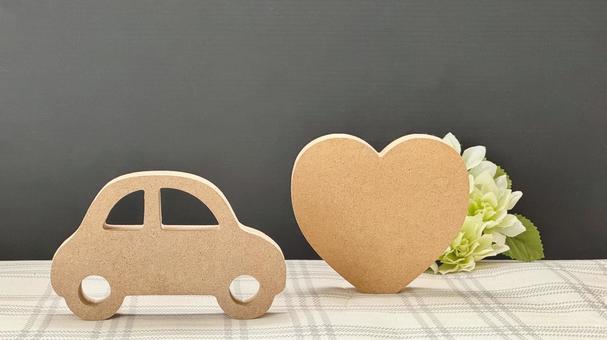 車のナチュラル小物とハート小物_黒背景 車のナチュラル小物とハート小物_黒背景 車,ハート,保険の写真素材