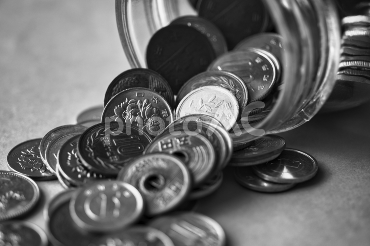 瓶からこぼれ落ちる日本の硬貨 ビジネス,ビジネスイメージ,税金の写真素材