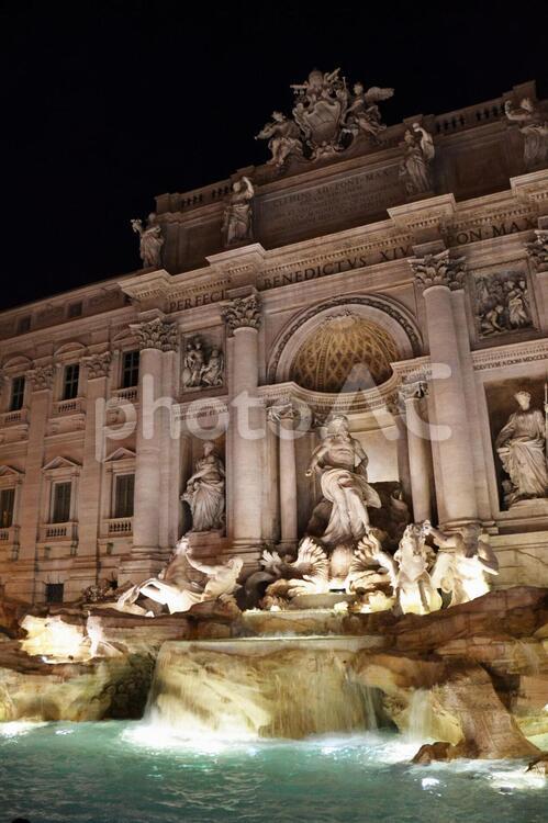 ローマ　トレヴィの泉　夜 イタリア,ローマ,トレヴィの写真素材