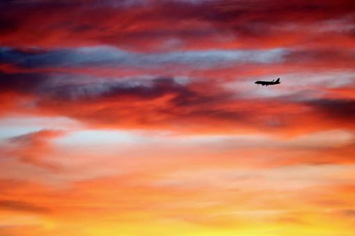 夕日と飛行機 夕日と飛行機の写真