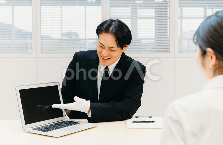 白手袋をつけたビジネスマン（質屋） 鑑定士,質屋,鑑定の写真素材