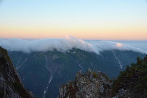 剱岳から見た大日連山にかかる滝雲 剱岳から見た大日連山にかかる滝雲 大日岳,奥大日岳,雲の写真素材