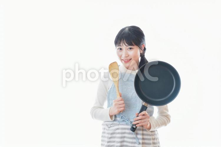 自宅で料理をする新婚の女性 メニュー,食材,弁当の写真素材