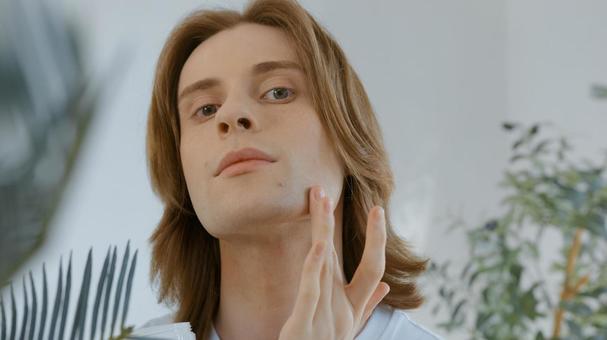 スキンケアしているカメラ目線の男性 男性,外国人,欧米人の写真素材