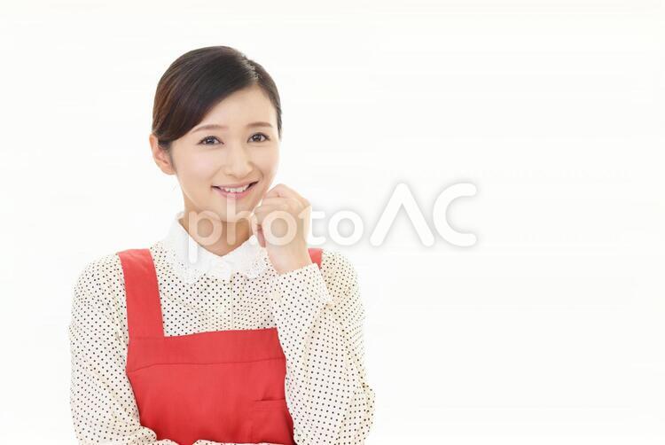エプロンを着た笑顔の女性 女性,女,主婦の写真素材