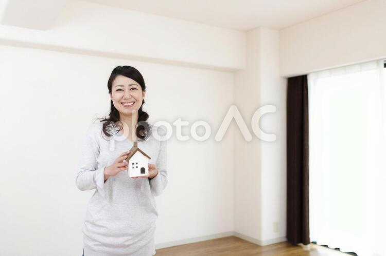 女性と住宅イメージ 住宅,家,建築の写真素材