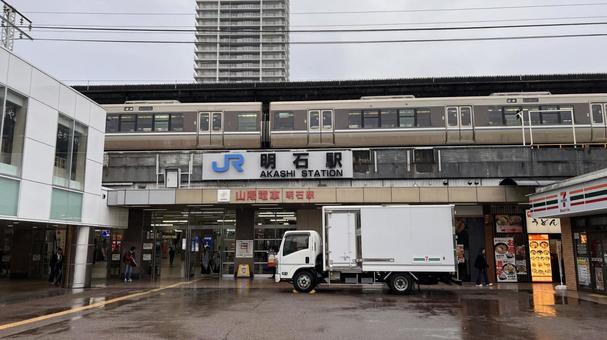 朝の明石駅（雨天）1 兵庫県,明石市,雨の写真素材