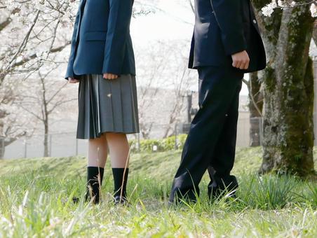 少し距離を置く　男女学生 男女,学生,思春期の写真素材