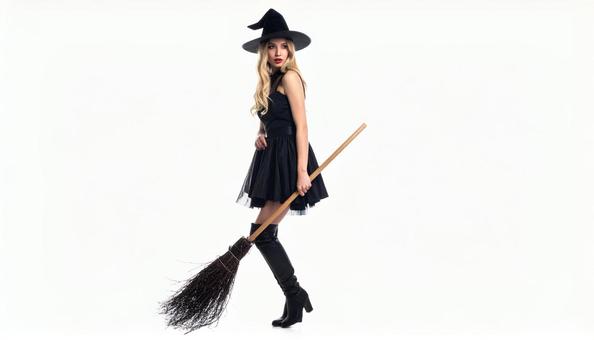 ハロウィン魔女の衣装を着た金髪女性の写真