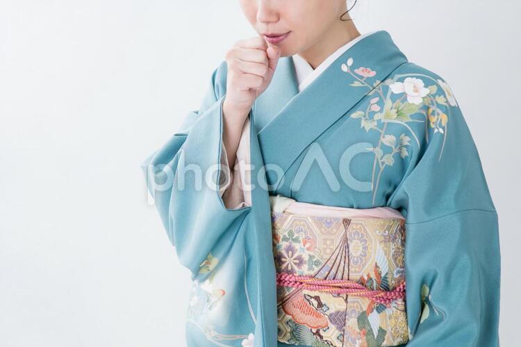 体調不良の着物姿の女性 着物,女性,風邪の写真素材