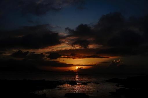 <五島の風景>夏の夜明けの海から昇る朝日 <五島の風景>夏の夜明けの海から昇る朝日 風景,海,海岸の写真素材