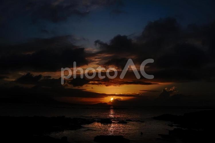 ＜五島の風景＞夏の夜明けの海から昇る朝日 風景,海,海岸の写真素材