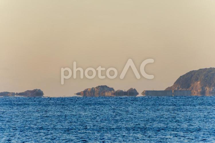 夕暮れに浮かぶ海と島影 海,島,夕暮れの写真素材