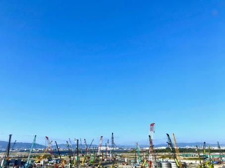 たくさんのクレーンと青空 たくさんのクレーンと青空 クレーン,クレーン車,たくさんの写真素材