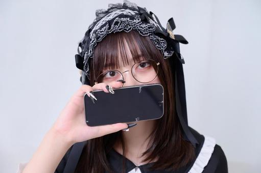 スマホで顔を隠す地雷系女子 スマホで顔を隠す地雷系女子の写真
