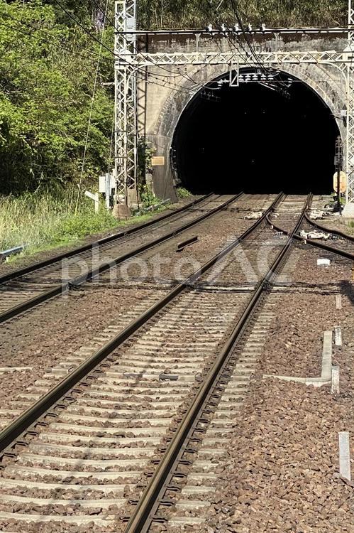 線路とトンネル(近) 駅,線路,鉄道の写真素材