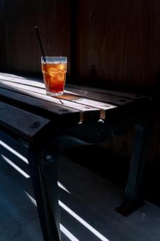 背景が黒色のクールなアイスコーヒー縦 背景が黒色のクールなアイスコーヒー縦 コーヒー,アイスコーヒー,カフェの写真素材