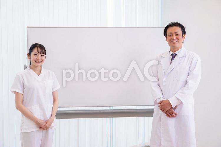 医療スタッフとホワイトボード 医療,医者,看護師の写真素材