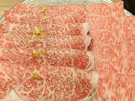 金箔が乗ったしゃぶしゃぶのお肉3 金箔が乗ったしゃぶしゃぶのお肉3 しゃぶしゃぶ,牛肉,お肉の写真素材