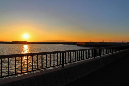 長洲港から眺める夕日 夕日,夕焼け,オレンジ色の写真素材