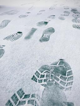 行き交う人々 02 足跡,靴跡,雪の写真素材