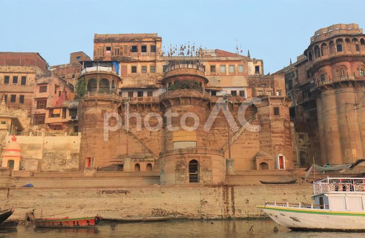 インド　ワラナシのガンジス川の風景 ガンジス川,バラナシ,インドの写真素材