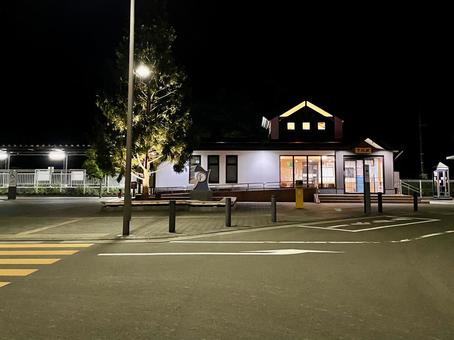 夜のJR下北駅前 夜のJR下北駅前の写真