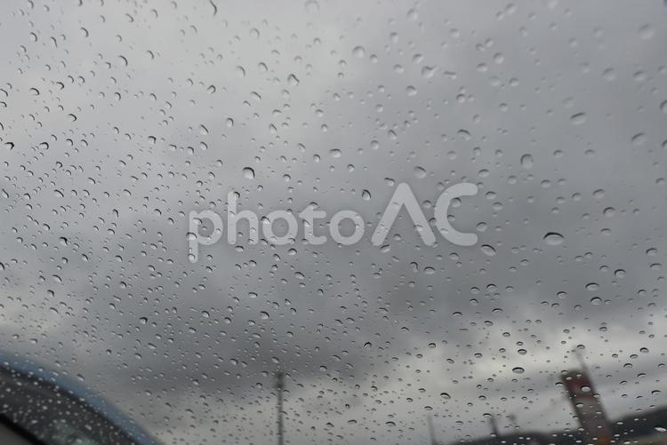 フロントガラスの雨粒（車内から）06 自動車,車,フロントガラスの写真素材