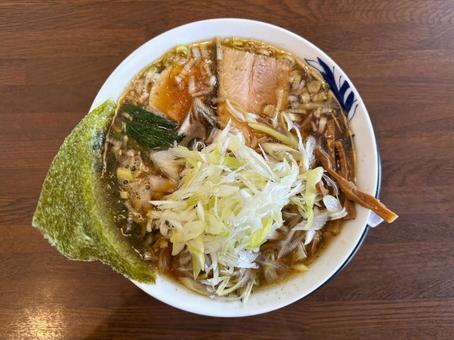 ネギトッピングの醤油ラーメン ラーメン,しょうゆラーメン,麺の写真素材