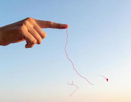 赤い糸と手の写真