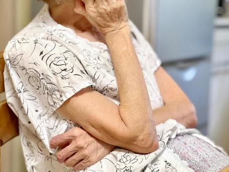 冷蔵庫横で頬杖をつく半袖を着た高齢女性 冷蔵庫横で頬杖をつく半袖を着た高齢女性 高齢者,女性,人の写真素材