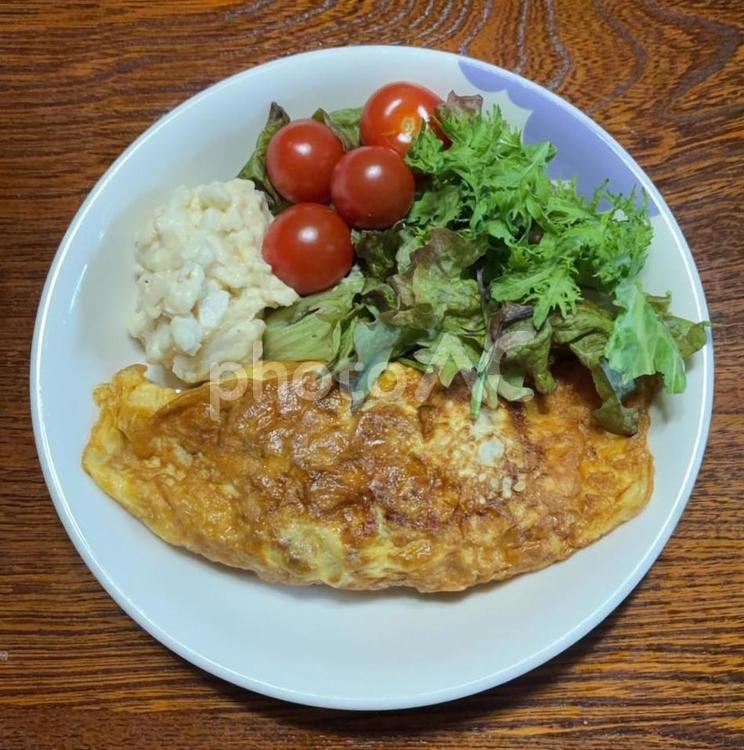オムレツと長芋サラダとトマトと香味野菜 夕食,オムレツ,長芋サラダの写真素材
