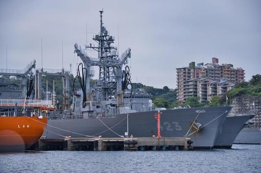 横須賀港に停泊している船 横須賀港,船,最先端の写真素材