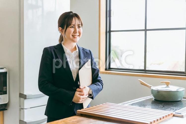 モデルルームで働く営業のビジネスウーマン 営業,ビジネスウーマン,女性の写真素材