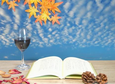小説、ワイン、うろこ雲 小説、ワイン、うろこ雲 本,ワイン,紅葉の写真素材