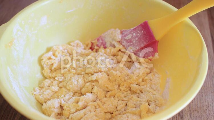生地を混ぜる お菓子作り,お菓子,ゴムベラの写真素材
