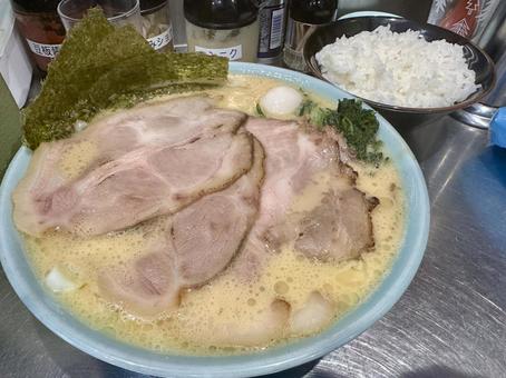 家系ラーメン豚骨醤油とライスの定番 家系ラーメン豚骨醤油とライスの定番 ラーメン,家系ラーメン,豚骨醤油スープの写真素材
