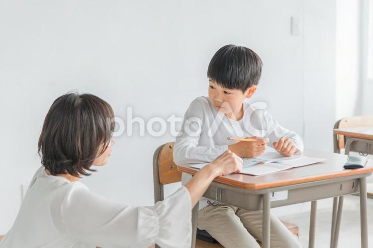 勉強する子供と指導する先生（夏期講習） 勉強,子供,小学生の写真素材