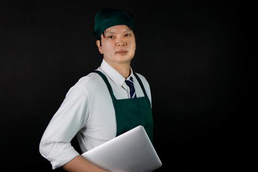 エプロン姿の男性 エプロン姿の男性の写真