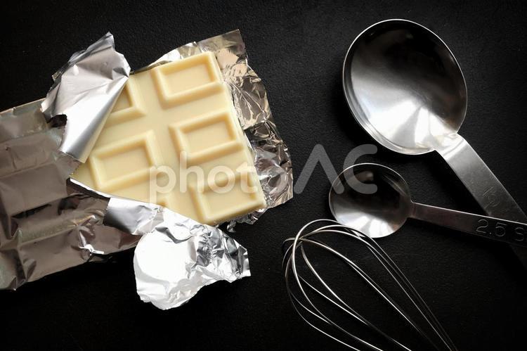 お菓子作りの道具と製菓ホワイトチョコレートのおしゃれなレシピイメージ素材 お菓子作り,レシピ,おしゃれの写真素材