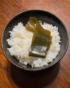 R7.9.8あきたこまち昆布ご飯の茶碗飯 R7.9.8あきたこまち昆布ご飯の茶碗飯の写真